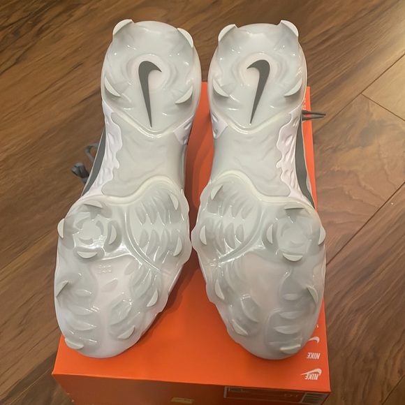 Nike cleats, NIB, size 10.5 - Picture 3 of 5